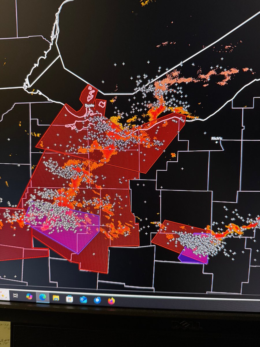 wxbits1's tweet photo. Thursday—showing 40 dbz and stronger. https://t.co/t1kCXHuQ9a