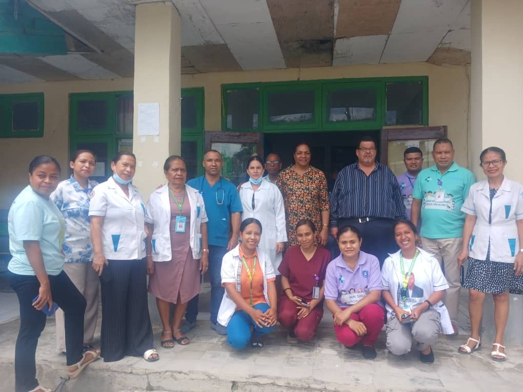 CubacooperaTl's tweet photo. El Dr. Andrés Villar B, Jefe de la #BMCTL🇨🇺🇹🇱, y la Dra. Ivon Alfonso realizan visita de trabajo al municipio de #Viqueque, reuniéndose con los colaboradores del Centro de Salud y reconociendo su entrega diaria a la comunidad. #CubaCoopera #AniversarioBMCTL https://t.co/4c9sZ8UnVz