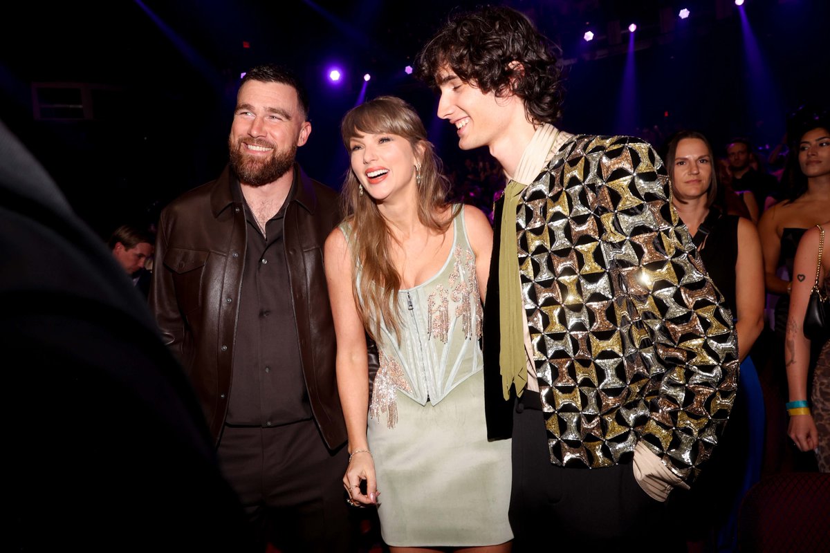 Chicks in the Office tweet media