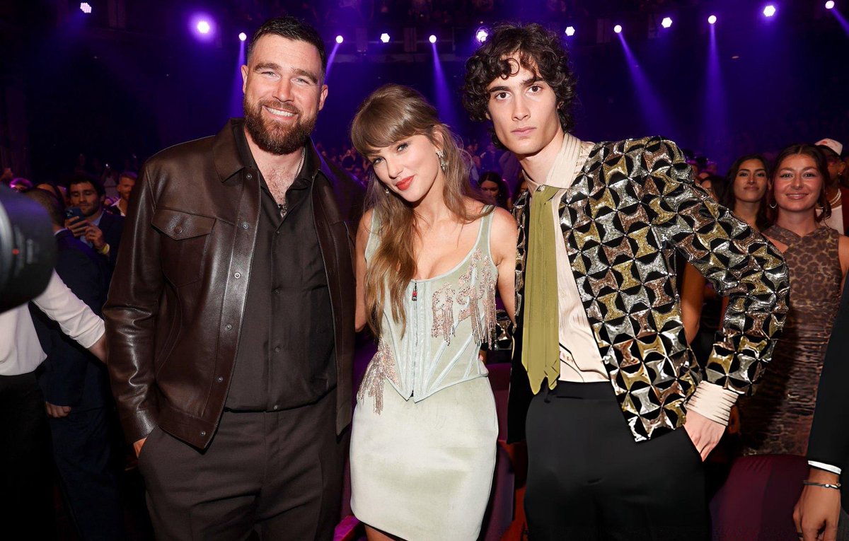 ashley ☘︎ tweet media