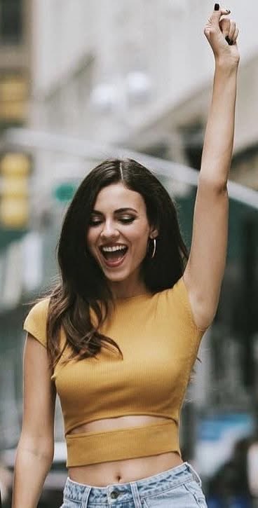 Parody Victoria Justice tweet media