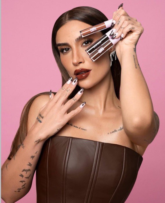 só um blushzinho 💄 tweet media