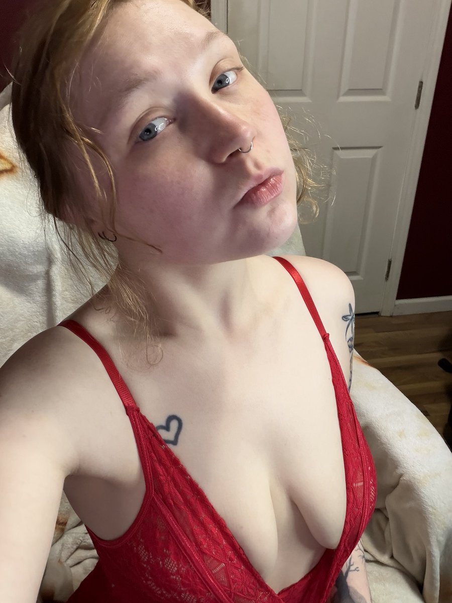 goddessxoxolove's tweet photo. 💋💋💋💋 #redhead #petite #blueyeyes #red #clapperlives https://t.co/TCJa8yhfiW