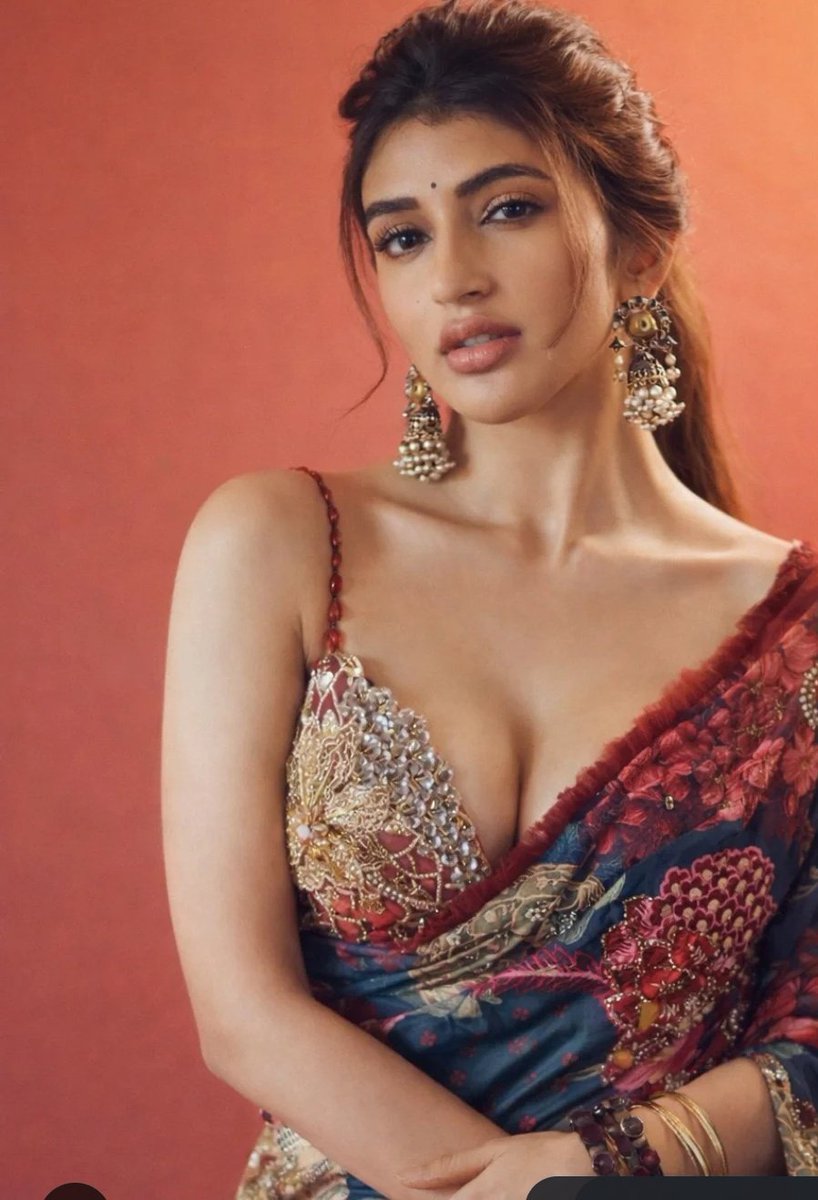 Itz_aadhyak's tweet photo. Perfect face card 🔥🔥🔥 Sreeleela 🔥🔥🔥 https://t.co/kjzl95fJAI
