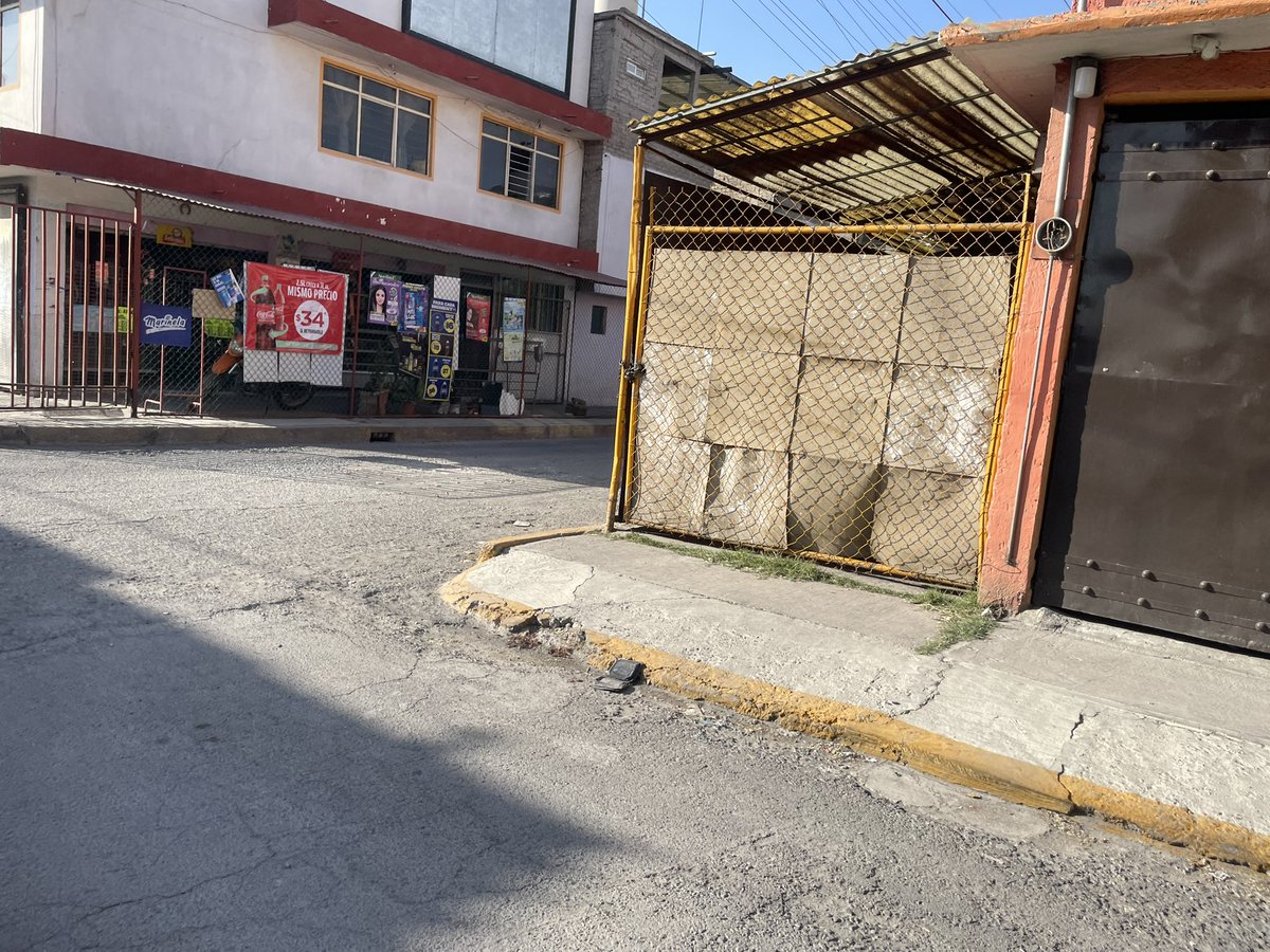 Jaimez8Angel's tweet photo. @azucenacisneros Alcaldesa por este medio le pido su apoyo para venga a poner orden a la colonia  Profopec El Cegor Polígono LV en Ecatepec. EDOMEX. Las calles cerradas por vehículos viejos,banquetas por rejas y materiales de construcción, falta de repavimentación y iluminación, cientos de perros https://t.co/teJcXZNcZh