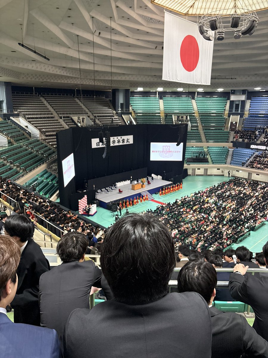 chi_myu_'s tweet photo. @tXeGLpTn7F4srCT 両サイドにモニターありました！！
歌詞も映っていましたが、自分の位置からではよく読めない程度の大きさでした🫠 https://t.co/rX0Cl1XrNw