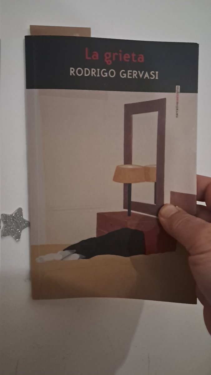 Alberto Olmos sujetando libros tweet media