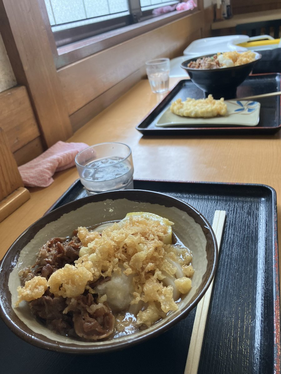 HATCH_2020's tweet photo. おはようございます☀️
本日もHATCHオープンしております(*^^*)
今日のスタッフは なつ と ちひろ です😊

私なつは、昨日まで香川へ旅行に行っていました✈️
香川といえばうどん◥█̆̈◤࿉∥高松駅近くのうどん屋さんで肉ぶっかけうどんを食べました😋コシがあって美味しかったです♪ https://t.co/V09buYzy1n