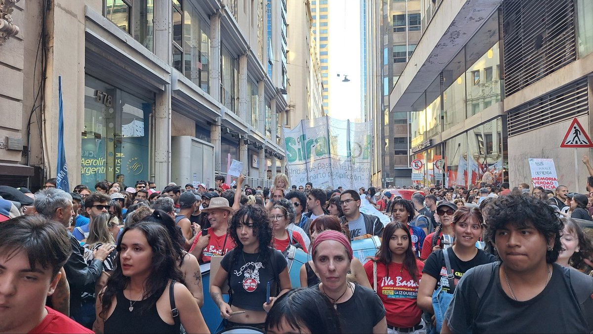 sitrarepa's tweet photo. ¡Multitudinario 24 de Marzo a 50 años del golpe genocida!

Compartimos algunas postales de nuestra participación este 24 de Marzo para decir que son 30.000, que fue genocidio y que rechazamos el negacionismo de este gobierno anti Derechos Humanos y anti trabajadores. 

Seguimos organizándonos por nuestros derechos laborales, el reconocimiento de nuestro sindicato y contra la impunidad de ayer y de hoy. 

¡Súmate vos también a dar esta pelea con nosotros!