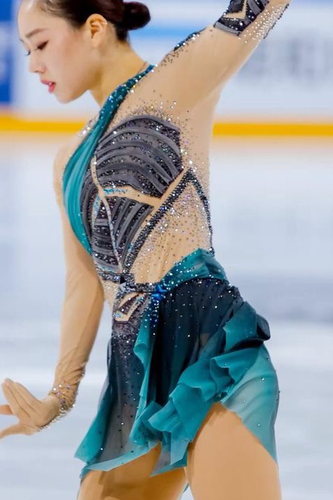 Daily Figure Skating Costumes tweet media