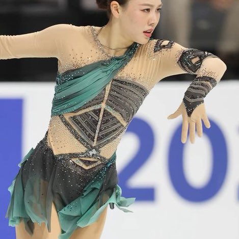 Daily Figure Skating Costumes tweet media