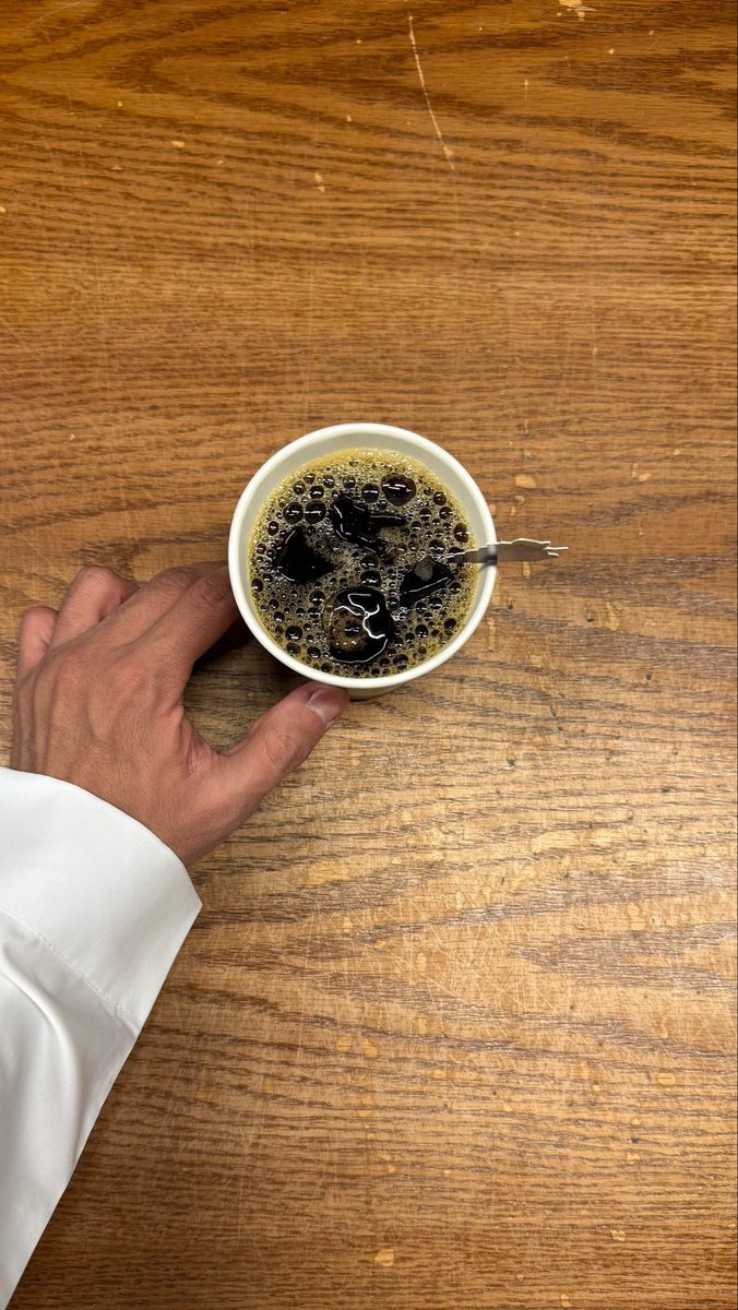 q301p's tweet photo. كان الغلا ورد غالي وكنت
  أنا الساقي
 لا طلت عطره 
ولا خنته ولا بعته
 الله لنا والبقا في قلبي الراقي
 والبعد والله صعب مهما تساهلته. https://t.co/ndho3uPtvJ