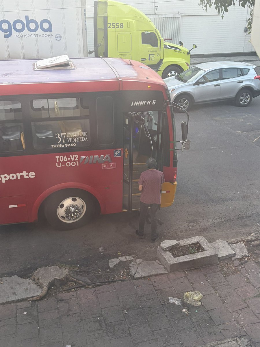 MUAdiva's tweet photo. @vialidadjal en la calle libra de la colonia RESIDENCIAL Juan Manuel Vallarta no respetan a los vecinos y se estacionan los trailers de la vidriera en la calla y la ruta de camiones también. Esto es un problema de contaminación y ruido que no se puede vivir @ZapopanGob https://t.co/NJCyjAMjSI