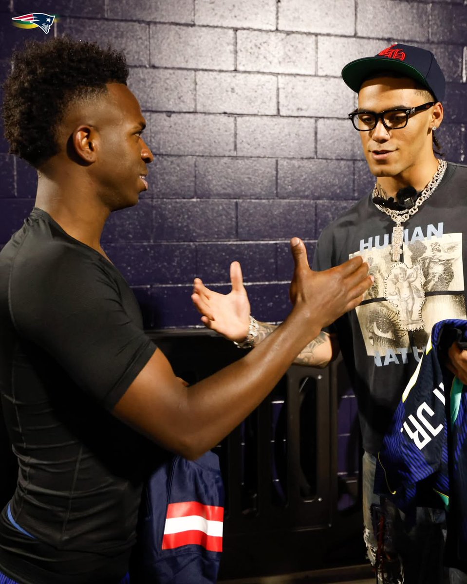 MundoNFL's tweet image. VINI JR. Y "GONZO", ENCUENTRO DE CRACKS 🇧🇷🤝🇨🇴

El CB de raíces colombianas y la estrella de la 'Verdeamarela' intercambiaron camisetas tras el duelo entre Brasil y Francia.

#MundoNFL #NEPats