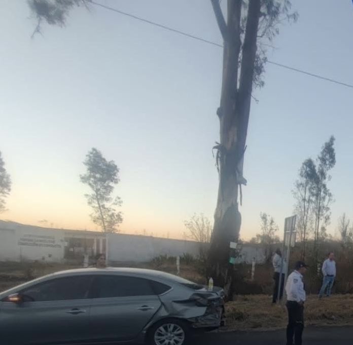 ⚠️ #AlertaVial // Accidente de tránsito en la carretera #Morelia - Quiroga, a la altura de la tenencia de Capula.