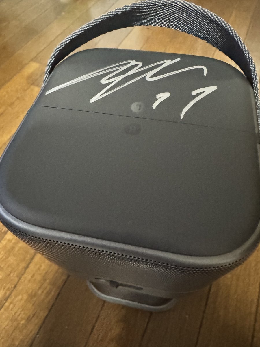 しーな tweet media