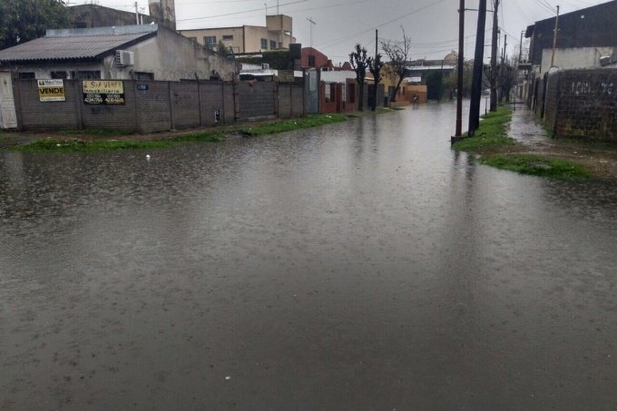 Foto típica del Conurbano, Provincia de Buenos Aires, Argentina. De los ultimos 40 años 35 gobernados por el peronismo, el supuesto movimiento de la industrializacion, el desarrollo y el bienestar económico, de la mano de sus gobernadores e intendentes, no pudo nunca asfaltar