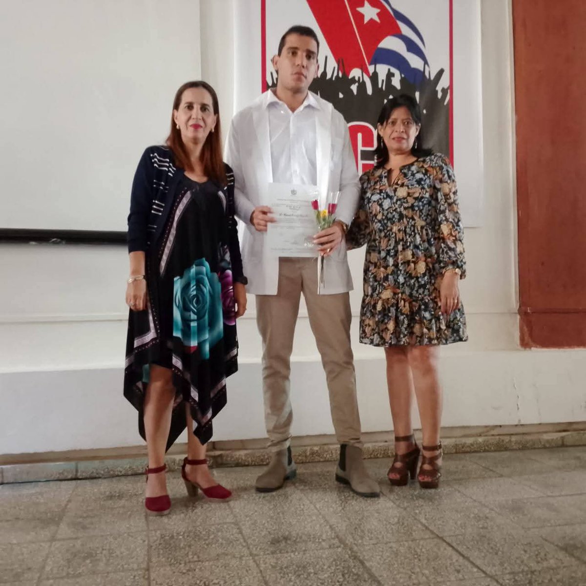 Graduarse como especialista en medicina o enfermería con méritos académicos es un logro que trasciende lo meramente curricular. Representa la culminación exitosa de una etapa de exigencia extrema y sienta las bases para el desarrollo profesional futuro.