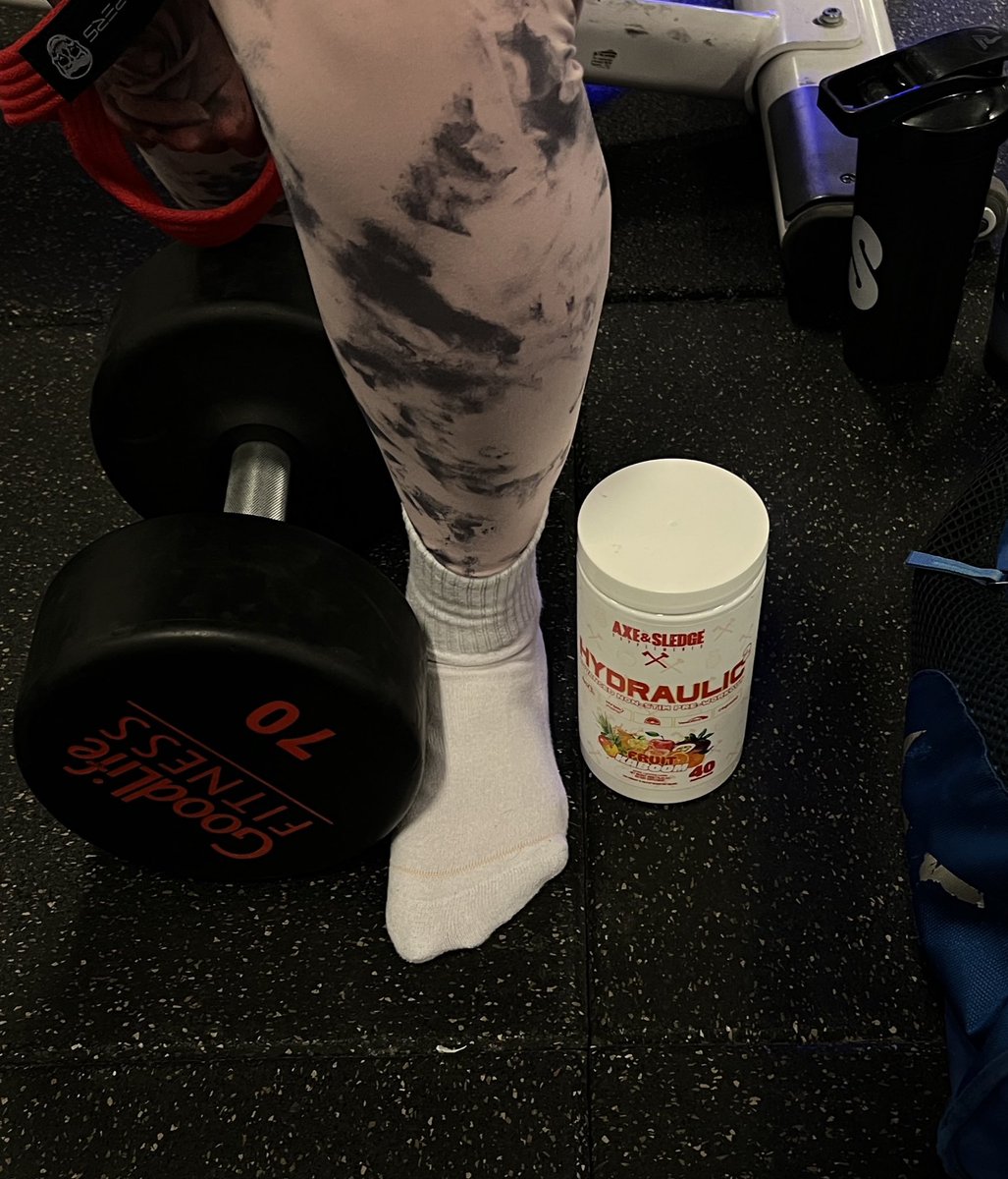 Bluey_babe's tweet photo. Who deserves to have my sweaty gym socks? This Goddess is strong 😈
Does any of my good boys want a piece of me, DM 💋 
#findom #musclemommy #feetfetısh #feetfinder 
@FeetFinder @FinDommes https://t.co/q9lBtUv2L2