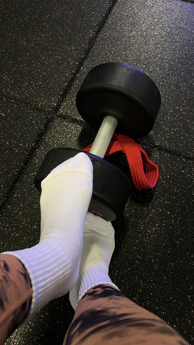 Bluey_babe's tweet photo. Who deserves to have my sweaty gym socks? This Goddess is strong 😈
Does any of my good boys want a piece of me, DM 💋 
#findom #musclemommy #feetfetısh #feetfinder 
@FeetFinder @FinDommes https://t.co/q9lBtUv2L2