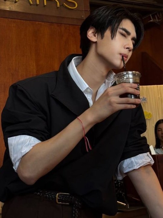 SinneHazzie's tweet photo. #Joongdunkau — VINO TINTO 🍷

Joon'g y Dun'k no tienen nada en común, excepto que sus padres son socios

D'unk cree que es un idiota; J'oong ama molestarlo

​La línea esta trazada, pero entre copas de vino se vuelve borrosa

No importa, J'oong es hetero y no quiere nada con D'unk https://t.co/g4u3MlrB1d