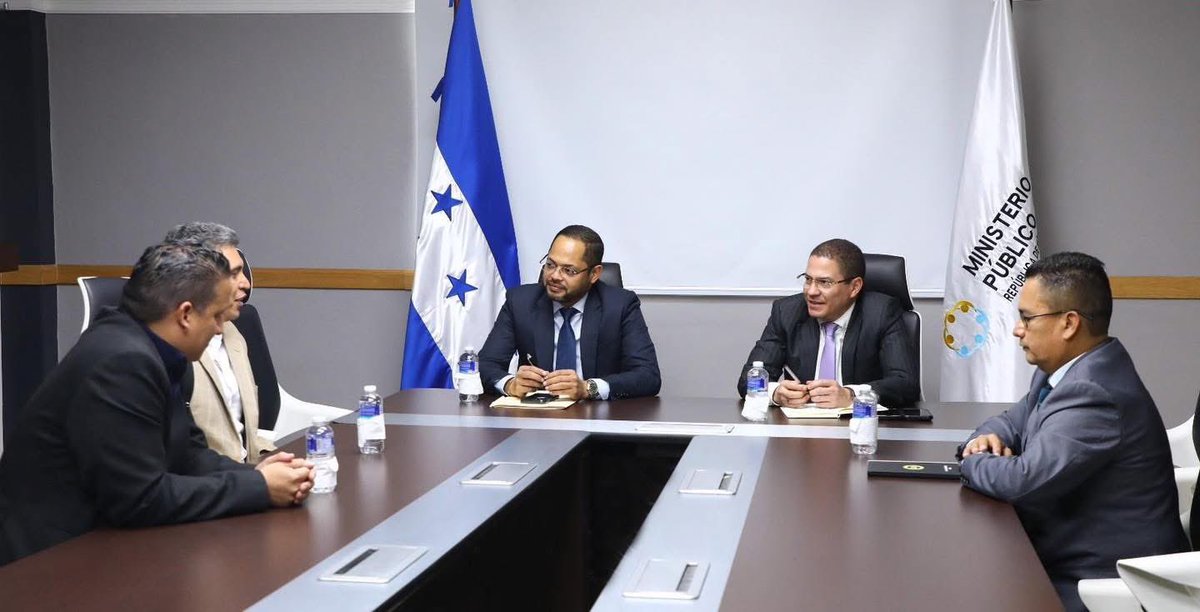 🔴 SÁLVESE QUIEN PUEDA 🔴

En la fotografía  aparece uno de los autores intelectuales del asesinato de Said Lobo hijo del ex presidente Porfirio Lobo. <a href="/MP_Honduras/">Ministerio Público</a> 

Este caso sigue dejando muchas preguntas sin responder, y evidencia cómo operan estructuras de poder que, lejos de