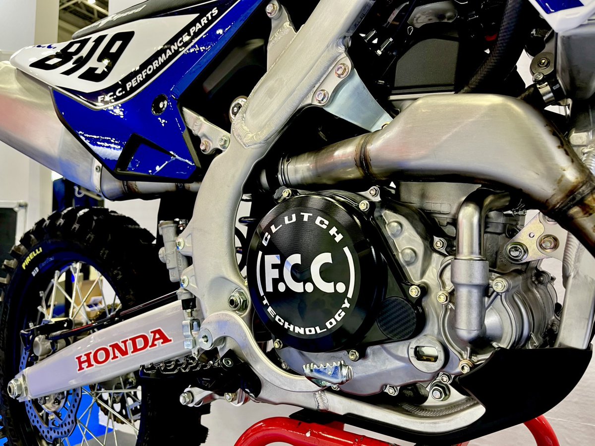 FCC_afterparts's tweet image. 展示車両には "F.C.C. PERFORMANCE PARTS” を装着しています🔥
レースで磨かれたDNAを、エンスージアストの皆さまにもお届けしたい✨という想いから生まれた、 #FCC オリジナルパーツ！ぜひ会場で実物をチェックしてください🏍️

#東京モーターサイクルショー 
#いいねバイク
#クラッチはFCC