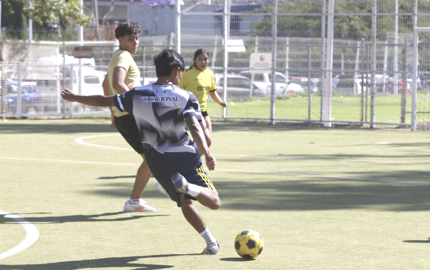 gacetaudeg's tweet image. Con ascaritas y actividades deportivas, la UdeG se sumó a la segunda Jornada nacional de Tequios por la paz.⚽️🕊️ Estudiantes de toda la #RedUdeG participaron en una jornada que promueve la convivencia, la cultura de paz y estilos de vida saludables: url.udg.mx/a0FYC