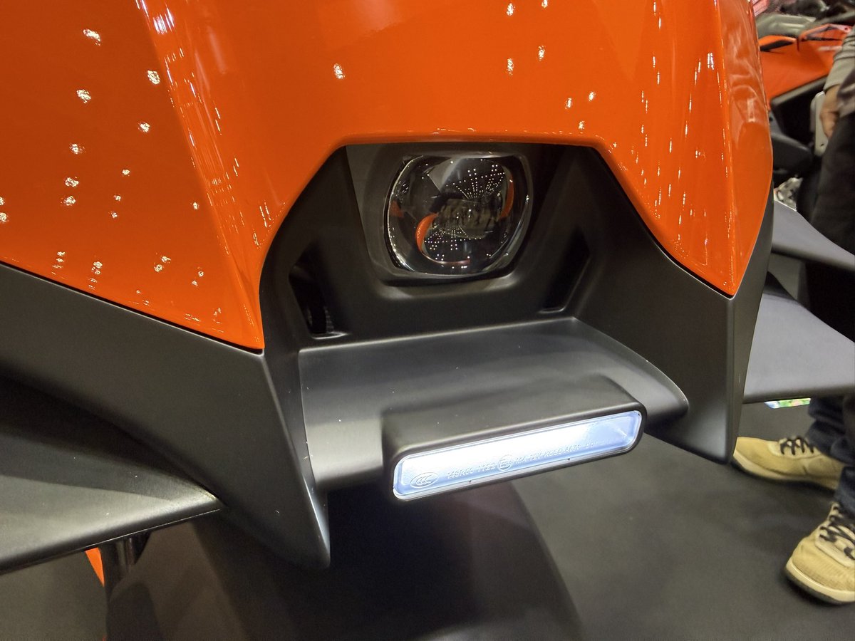 eldoragon's tweet image. 990RC R 実物初めて見た。実際またがってみてポジションもイイ感じ。これは買いかなー😁
#ktm #990rcr