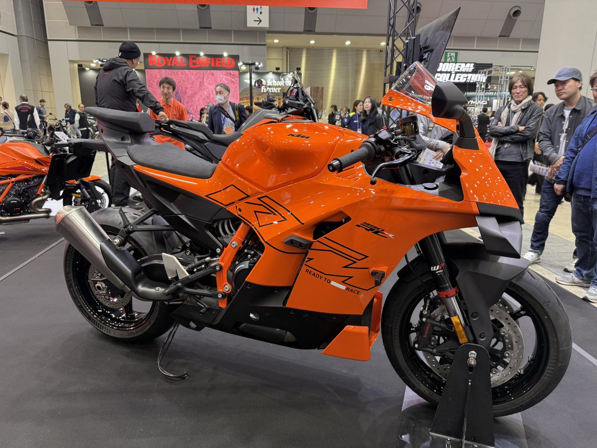 eldoragon's tweet image. 990RC R 実物初めて見た。実際またがってみてポジションもイイ感じ。これは買いかなー😁
#ktm #990rcr