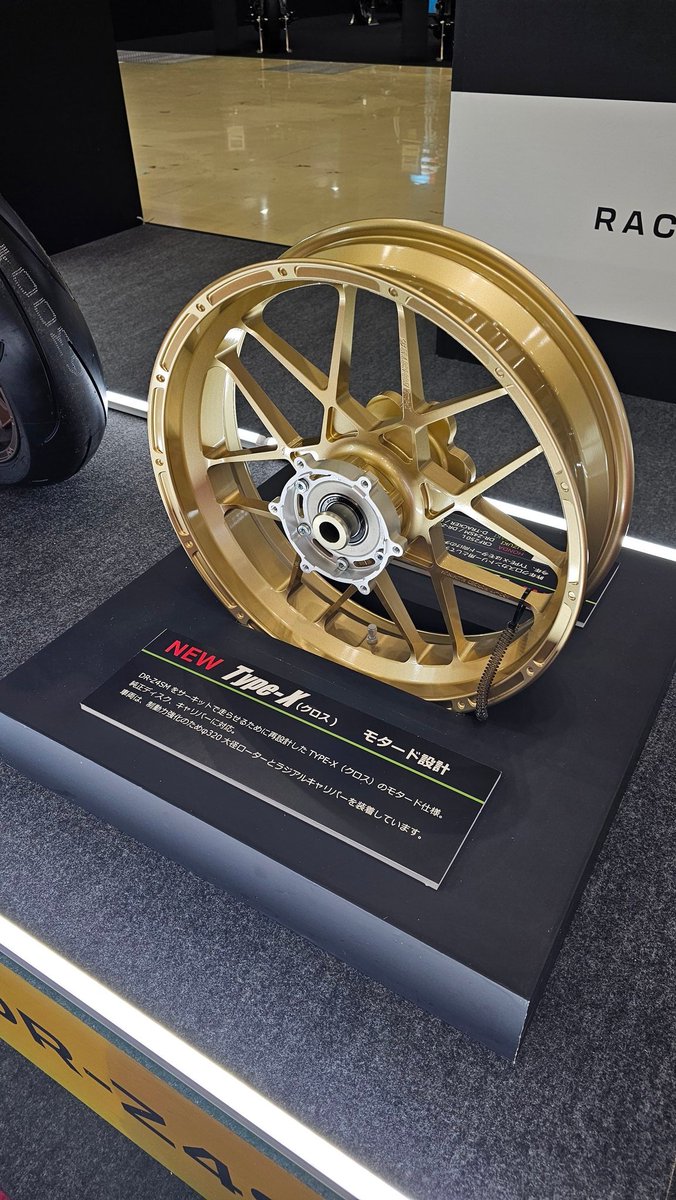 2rinkan's tweet image. アクティブブースでは発売予定の新商品GALESPEEDホイール【Type-X】が展示されています👐モタード専用設計とのこと☝️スイフトスポーツをイメージしたDR-Zカスタムも見所ですね🫶
#ACTIVE #GALESPEED