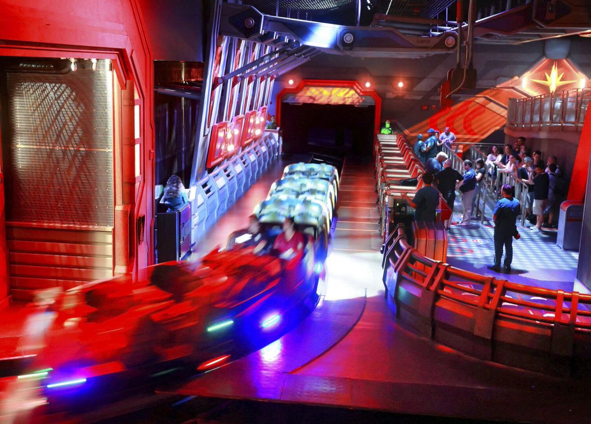viajeromagico's tweet photo. 🎢🚀 #MiniReview Guardians of the Galaxy: Cosmic Rewind 
-
Esta montaña rusa familiar es la última y más espectacular adición de #Epcot. Repasamos sus características principales en estas mini review.
-
✅Al salir de la estación de despegue, los personajes principales de la película aparecen en una pantalla para desearte suerte en tu misión. 
✅El carro se dirige a un gran espacio con una pantalla envolvente y luego el viaje acelera rápidamente hacia atrás por una colina empinada y hacia el edificio principal del recorrido. 
✅Gracias a su sistema «Omnicoaster», el vehículo rota sistemáticamente para dirigir la atención a las escenas que se proyectan en las pantallas envolventes. 
✅En muchas de esas escenas los protagonistas son Peter Quill y Gamora a quienes ya vieron en el pre-show. También se perciben pequeñas rotaciones en las caídas para agregar mayor emoción. En ocasiones se logra la sensación de que el vehículo ha descarrilado de su pista en la montaña rusa. 
✅En total, hay tres momentos de aceleración relevantes, una suba corta justo después del despegue, el gran lanzamiento veloz en reversa y un pequeño despegue más lento cerca del final del viaje. 
✅El viaje transcurre a través de campos de estrellas en un ambiente oscuro, interrumpido por varias escenas iluminadas y proyecciones. Algunos de estos son muy grandes y envolventes. La pista en sí no es fácilmente visible.
✅Dura un poco más de 3 minutos, una de las montañas rusas bajo techo mas largas del mundo. 
✅La banda sonora de la atracción es similar a la de la película «Guardians of the Galaxy: Awesome Mix». Es una canción por viaje. Las canciones incluyen «Fire» de Ohio Players, «Everybody Wants to Rule the World» de Tears for Fears y «Conga» de Gloria Estefan, entre otras.
-
Guardians of the Galaxy: Cosmic Rewind es una adición extraordinaria y transformadora para Epcot. Es familiar, es divertida, es tecnológicamente asombrosa, es atractiva para los fans de Marvel y llegó para quedarse en la cima de la popularidad de Walt Disney World por muchos años. Estudien el protocolo de Fila Virtual o adquieran la Lightning Lane pero no pueden viajar a Disney y volver sin vivir esta espectacular nueva aventura