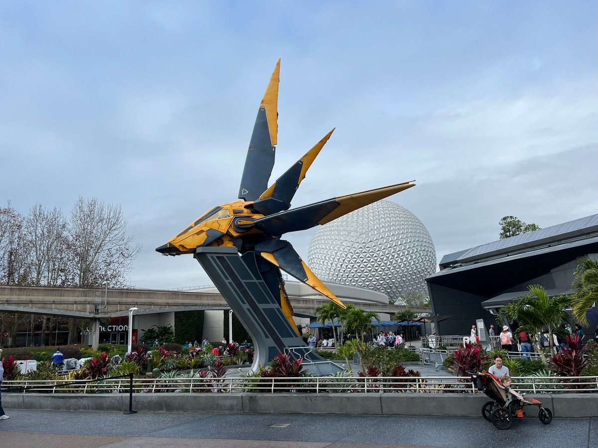 viajeromagico's tweet photo. 🎢🚀 #MiniReview Guardians of the Galaxy: Cosmic Rewind 
-
Esta montaña rusa familiar es la última y más espectacular adición de #Epcot. Repasamos sus características principales en estas mini review.
-
✅Al salir de la estación de despegue, los personajes principales de la película aparecen en una pantalla para desearte suerte en tu misión. 
✅El carro se dirige a un gran espacio con una pantalla envolvente y luego el viaje acelera rápidamente hacia atrás por una colina empinada y hacia el edificio principal del recorrido. 
✅Gracias a su sistema «Omnicoaster», el vehículo rota sistemáticamente para dirigir la atención a las escenas que se proyectan en las pantallas envolventes. 
✅En muchas de esas escenas los protagonistas son Peter Quill y Gamora a quienes ya vieron en el pre-show. También se perciben pequeñas rotaciones en las caídas para agregar mayor emoción. En ocasiones se logra la sensación de que el vehículo ha descarrilado de su pista en la montaña rusa. 
✅En total, hay tres momentos de aceleración relevantes, una suba corta justo después del despegue, el gran lanzamiento veloz en reversa y un pequeño despegue más lento cerca del final del viaje. 
✅El viaje transcurre a través de campos de estrellas en un ambiente oscuro, interrumpido por varias escenas iluminadas y proyecciones. Algunos de estos son muy grandes y envolventes. La pista en sí no es fácilmente visible.
✅Dura un poco más de 3 minutos, una de las montañas rusas bajo techo mas largas del mundo. 
✅La banda sonora de la atracción es similar a la de la película «Guardians of the Galaxy: Awesome Mix». Es una canción por viaje. Las canciones incluyen «Fire» de Ohio Players, «Everybody Wants to Rule the World» de Tears for Fears y «Conga» de Gloria Estefan, entre otras.
-
Guardians of the Galaxy: Cosmic Rewind es una adición extraordinaria y transformadora para Epcot. Es familiar, es divertida, es tecnológicamente asombrosa, es atractiva para los fans de Marvel y llegó para quedarse en la cima de la popularidad de Walt Disney World por muchos años. Estudien el protocolo de Fila Virtual o adquieran la Lightning Lane pero no pueden viajar a Disney y volver sin vivir esta espectacular nueva aventura