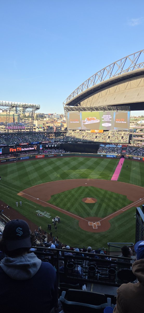 LynchOnSports's tweet photo. #Mariners home opener this evening with @dnapoleonemma ⚾️ https://t.co/yyJPZxHBGB