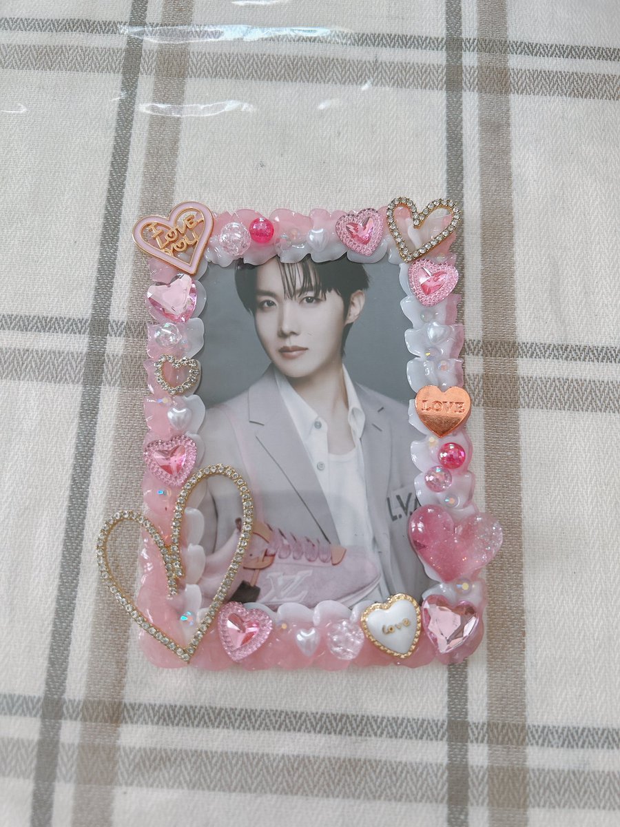 flavors47sweet's tweet image. おはようございます。やはり昨日お肉を我慢できず夜は胃痛でした😂
やっぱりピンクホソクさんにぴったりなトレカケースだった！！
イスルちゃん@isuruisuru007 ありがとう😍😍😍
#ホビペンの朝
 #dewdrop 
#jhope