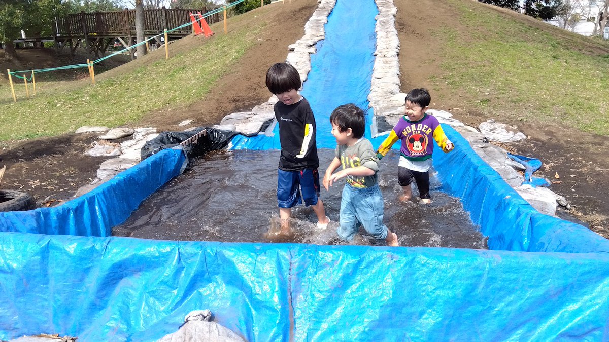 urakko_hiroba's tweet photo. おはようございます！よっしーです(^^)/

春ですね！
今日はとっても暖かい🌸
うらっこのオオシマザクラが見ごろだよ

そして
暖かくなると始まるのが
水あそび！
今年もいっぱい水あそびしようね！

#こどもの広場
#外あそび
#水あそび
#どろんこあそび
#urayasu
#浦安市
#こどものあそび場 https://t.co/4lOy03qsQy