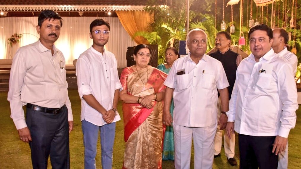 📍 वानाडोंगरी, नागपूर
डॉ. अरविंद ठाकरे यांची कन्या डॉ. आकांक्षा आणि डॉ. प्रसाद यांच्या शुभविवाहानिमित्त वानाडोंगरी येथील हेरिटेज फॉर्म येथे आयोजित स्वागत समारंभाला प्रदेश काँग्रेसचे वरिष्ठ उपाध्यक्ष तथा आमदार अभिजित वंजारी यांनी उपस्थित राहून वधु वरांस शुभाशीर्वाद दिलेत.