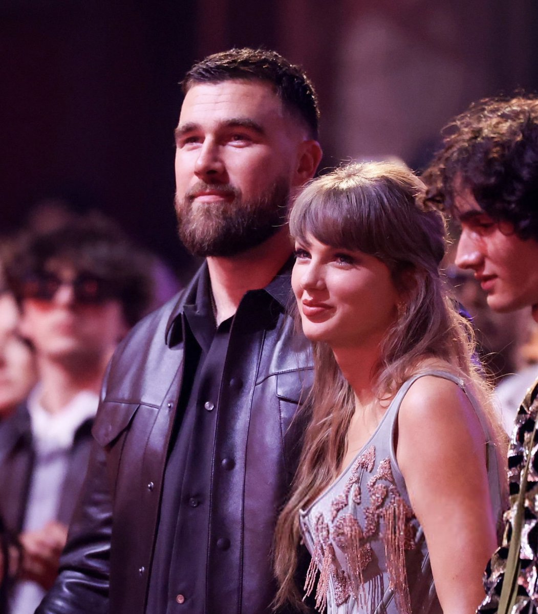 updateswiftbr's tweet photo. Ao aceitar o prêmio de “Pop Album of the Year” durante o #iHeartAwards2026, Taylor Swift agradeceu seu noivo, Travis Kelce.

— “Este álbum provavelmente parece muito feliz, confiante e livre, porque é assim que eu me sinto todos os dias da minha vida por causa do meu noivo, que está aqui esta noite.”