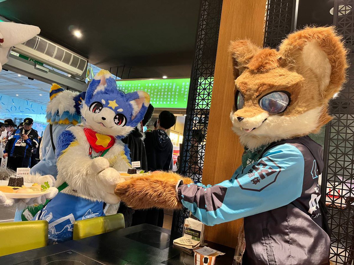 Marco072578's tweet photo. 這照片看起來怎麼有點像頒獎儀式（？
📷：卡塔利
#FursuitFryday https://t.co/gwK7Ycb3Zj