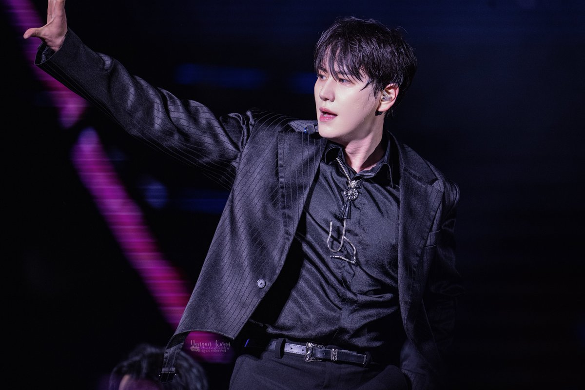 yyyankkk's tweet photo. From my friend: These guys don’t need air conditioning until they’re 50.
Here got myself a soaking wet, sexy puppy…

But it really must have been tough for Kyu wearing a full suit in this hot weather.
Kyu danced incredibly well.
Every move was beautiful, and his facial expressions were on point.

Next time let’s have an indoor venue with air conditioning.

20260321 SS10 HCMC

💪🏻

🩵🩵

@GaemGyu 

#규현 #조규현 #슈퍼주니어 #KyuHyun #圭賢 #ss10