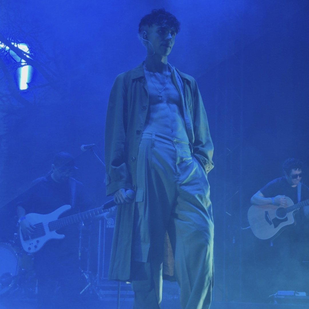 HOLA, siempre llegando tarde JAJAJA, me llamo ame, tengo 21 y soy de león, sigo a los CD3 desde que tengo 9 años y mi canción favorita siempre será Error Perfecto, Alonso es el amor de mi vida y escribo aus jalonso, seamos amix

#IntegracionCoder
#CaneloversXJos_CodersAhogadas