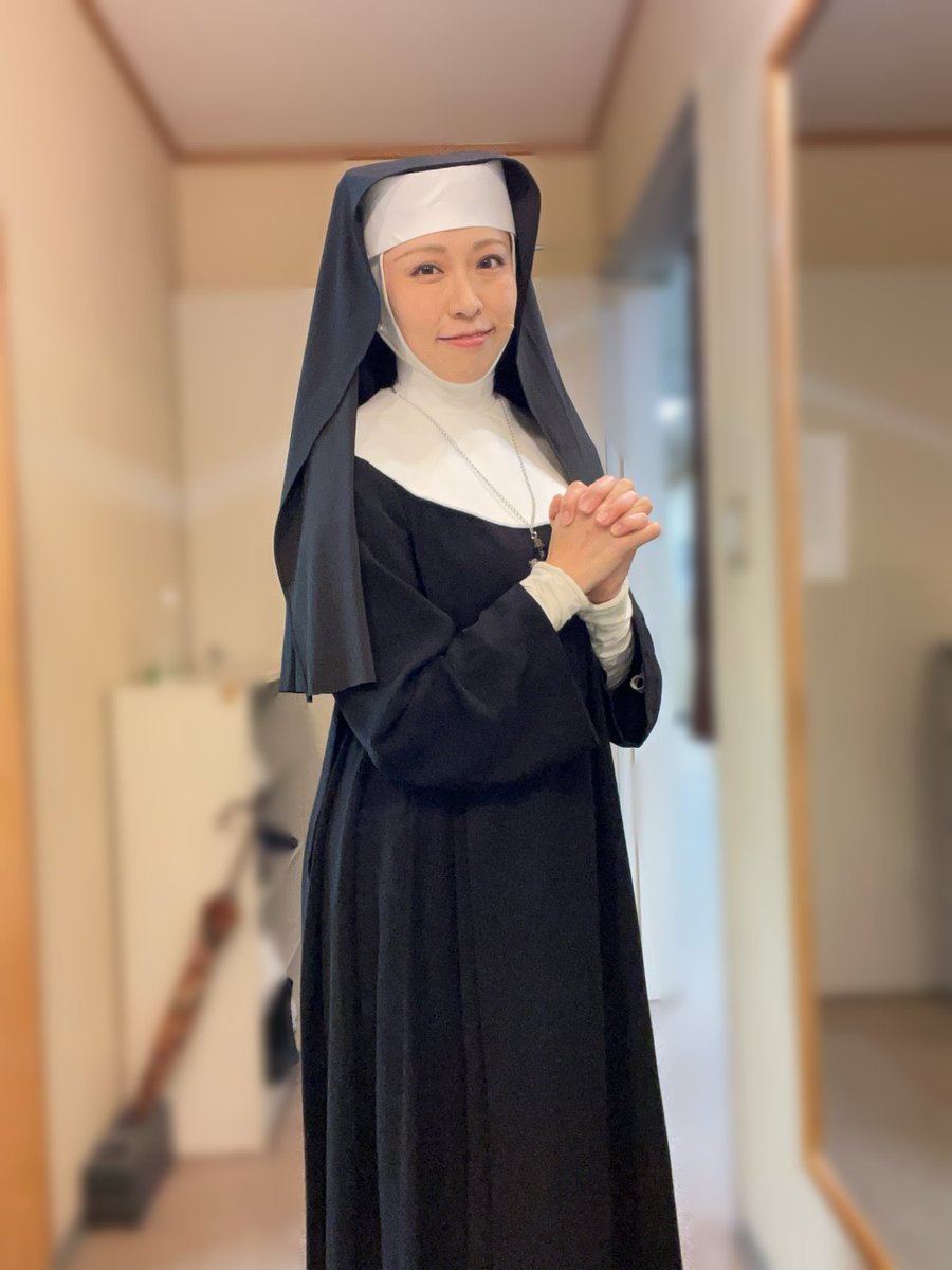 天使にラブ・ソングを〜シスター・アクト〜
森さん＆石井さん、彩風さん＆広瀬さんともに初日を迎えました。
温かい拍手とご声援、本当にありがとうございます…！最後やっとお客様のお顔が拝見できるのですが、皆様のにこやかなお顔に、私の方がパワーを頂きました。
本日はマチネ。行って来ます！🔥