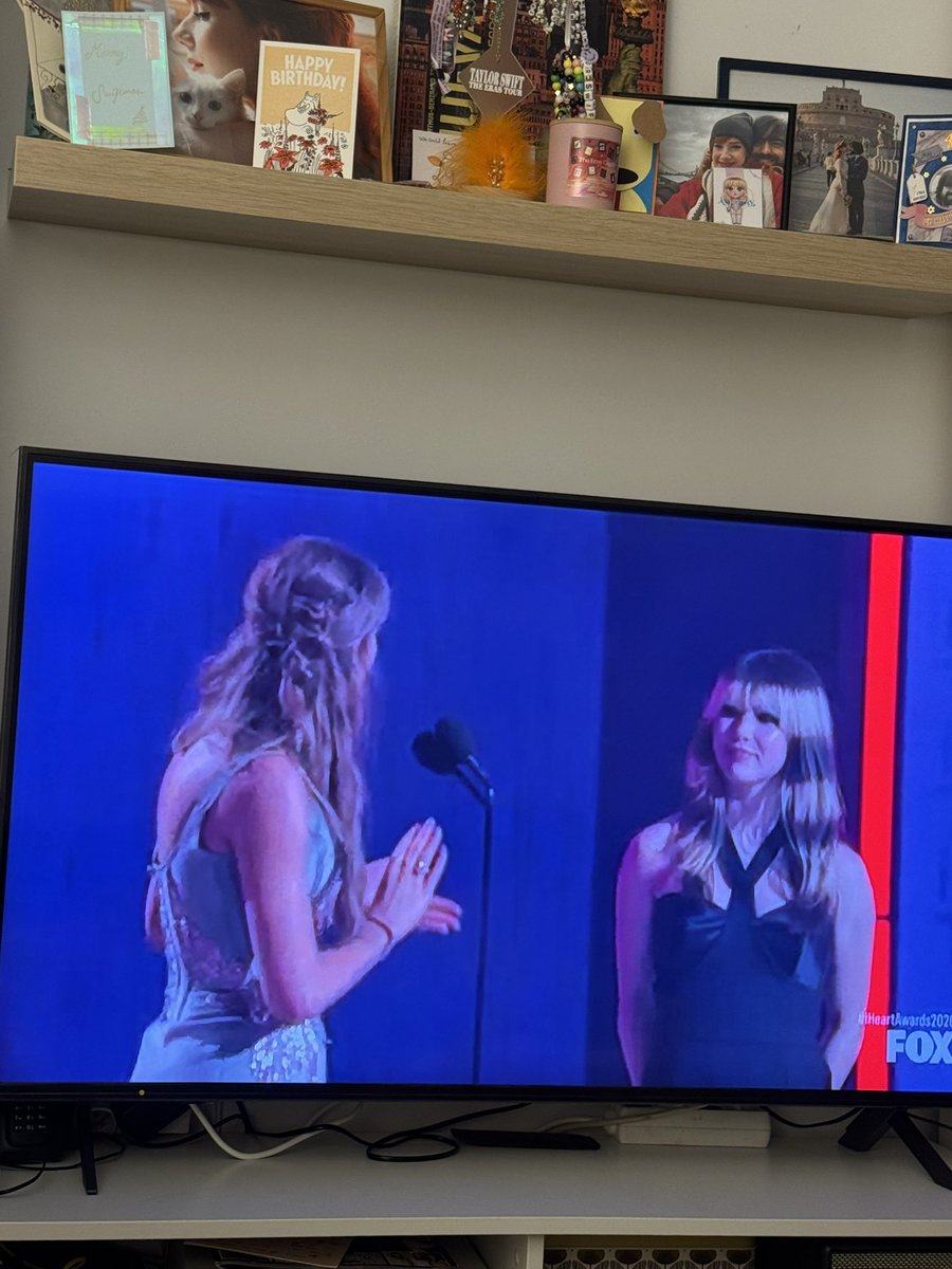 Sara makes the friendship bracelets tweet media