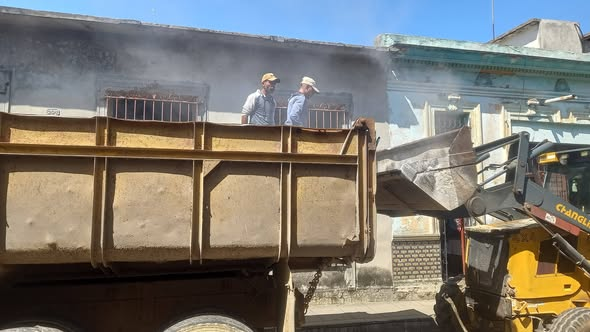 SuselyMorfaG's tweet photo. Con mucho esfuerzo se sigue trabajando, ahora se vierte Asfalto en el centro de #SantaClaraEnMiCorazón , para seguir avanzando en el programa de Imagen en #VillaClaraConTodos. https://t.co/xeQoiKOmsQ