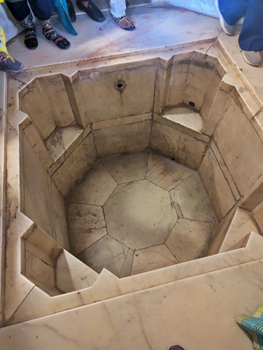 BaSnorkel's tweet image. Jaipur's magnificent citadel! Amber Palace (Amer Fort) is a masterpiece of Rajput architecture. Use our self-guided walking map to discover the famous Sheesh Mahal and much more. #AmberFort #JaipurPalace #SelfGuidedTour #Jaipur #India backpackandsnorkel.com/India/Amber-Fo…