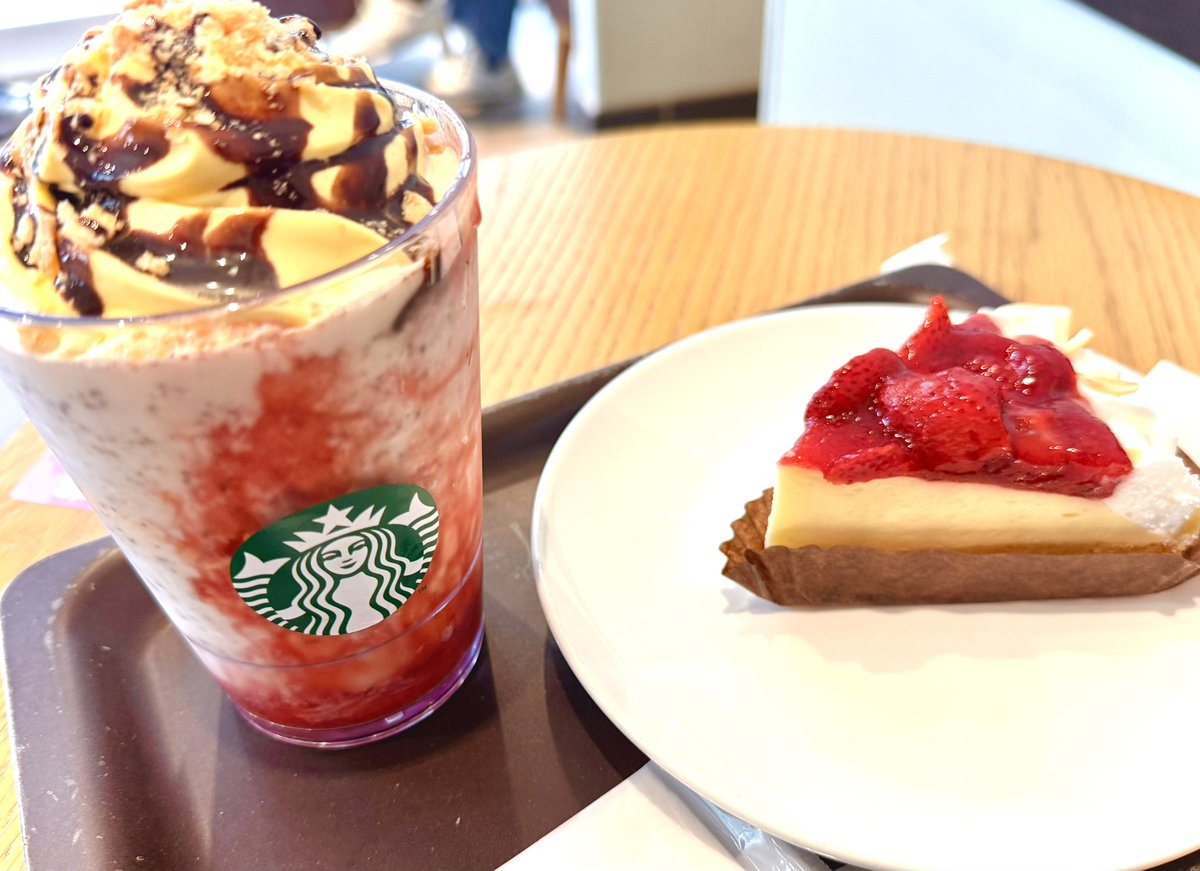 スタバの新作、ストロベリー シュークリーム フラペチーノ頼んでチョコソースとチョコチップでカスタム~

苺のタルトも一緒に頼んでいちごいっぱいな早めのお昼ご飯にしちゃいました🍓✨