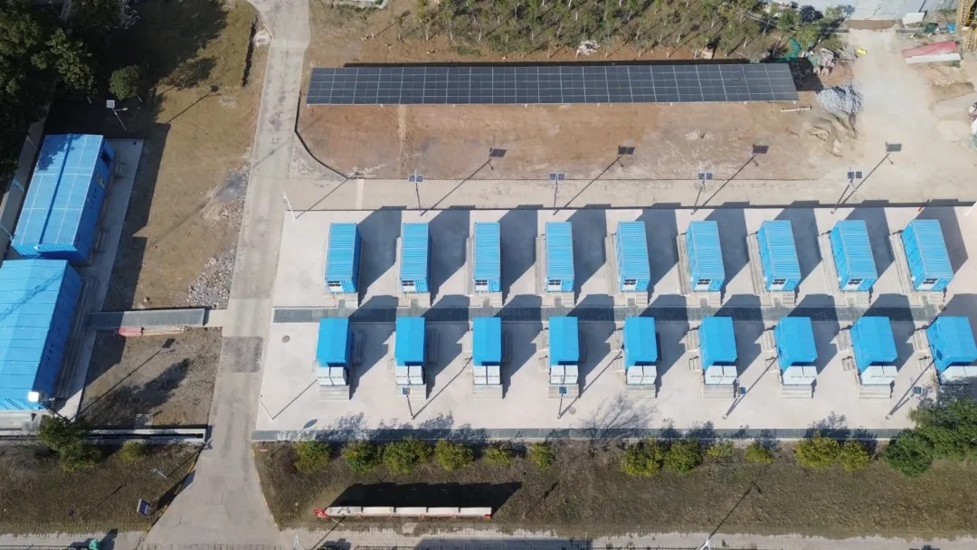 HelloWuhu's tweet photo. In Wuhu, an industrial plant operates on a fully green electricity system. Photovoltaic power, energy storage, smart microgrids, and EV charging form an integrated production model.
The city’s transformation from energy-intensive production to green and smart manufacturing. https://t.co/WZ4JfX3kKz