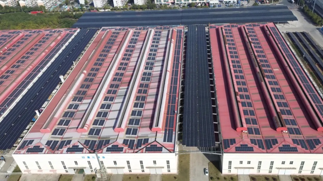 HelloWuhu's tweet photo. In Wuhu, an industrial plant operates on a fully green electricity system. Photovoltaic power, energy storage, smart microgrids, and EV charging form an integrated production model.
The city’s transformation from energy-intensive production to green and smart manufacturing. https://t.co/WZ4JfX3kKz