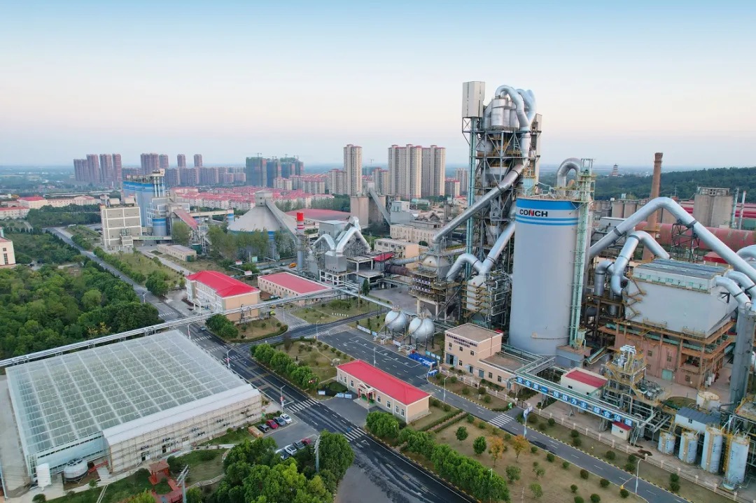HelloWuhu's tweet photo. In Wuhu, an industrial plant operates on a fully green electricity system. Photovoltaic power, energy storage, smart microgrids, and EV charging form an integrated production model.
The city’s transformation from energy-intensive production to green and smart manufacturing. https://t.co/WZ4JfX3kKz