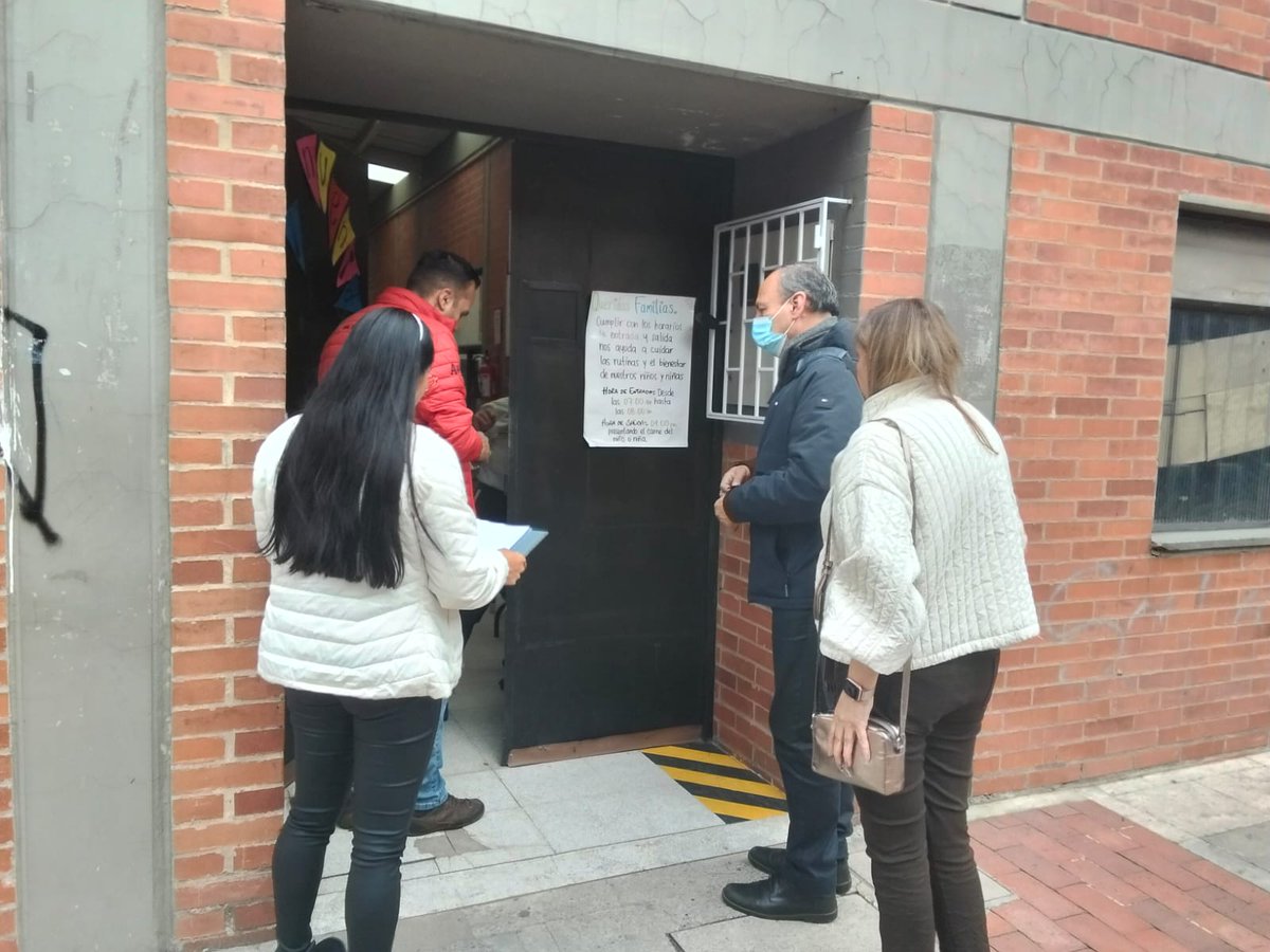 ContraloriaBta's tweet image. Verificamos la ejecución de obras en jardines infantiles de #PuenteAranda, con recursos por $5⃣2⃣5⃣ millones.

🔎 Actualmente, se realizan trabajos en cubiertas y estructuras para mejorar estos espacios.

#ContraloríaDeBogotá